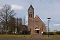Nijnsel, Kirche: die Parochiekerk und Skulptur (Heilig Hartbeeld)