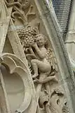 Dekor des linken Seitenportals am Chor