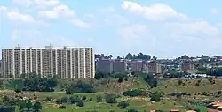 Blick über Sophiatown, links ein Polizeigebäude