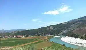 Blick auf die Kleinstadt und die Vjosa (2013)