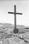 Kreuz und Gedenktafel am Kap Denison in George-V.-Land, errichtet von Douglas Mawson auf einem Hügel 300 m südwestlich des Haupthauses der Australasiatischen Antarktisexpedition von 1911 bis 1914. Das Kreuz und die Gedenktafel erinnern an die Expeditionsteilnehmer Belgrave Ninnis und Xavier Mertz, die 1913 während der Expedition den Tod fanden.