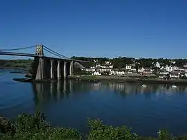 Menai Bridge mit der gleichnamigen Brücke