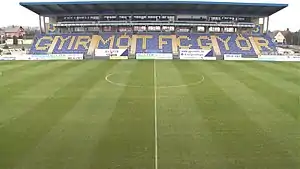 Die Haupttribüne des Alcufer Stadions in Győr (März 2021)