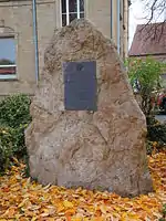 Menhir mit einer Gedenktafel für Vermisste und Gefallene Soldaten der beiden Weltkriege.