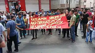 Anti-AKP-Transparent, das in türkischer Sprache die AKP für das Massaker verantwortlich macht