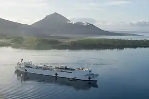 USNS Mercy im Simpson Harbour (2015), im Hintergrund die Halbinsel Matupi und die Vulkane Tavurvur (re.) und Turanguna (li.).
