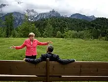 Merkel und Obama auf einer Wiese nahe Schloss Elmau – G7-Gipfel im Juni 2015 (Foto: Pete Souza)