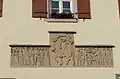 Relief über dem Rathausportal, das den Besuch König Maximilians I. im Jahr 1506 darstellt.