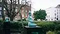 Bronzestatue einer schwangeren Frau