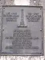 Gedenktafel am Obelisk über das Niederreißen der Säule im Jahr 1940