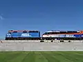 Metra MP36PH-3S Lok Nr. 410 (rechts) gekuppelt an einer EMD F40PH Lok Nähe Stuart Field.