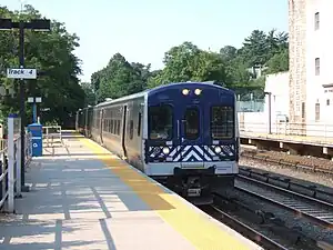 Eine Metro-North-M7A fährt in die Station Bronxville ein.