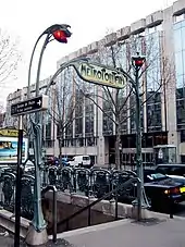 Nach wie vor typisch für viele Zugänge: Von Hector Guimard entworfenes Dekor im Stil des Art nouveau an der Station Kléber
