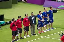 Das mexikanische Männerteam (rot) im Viertelfinale gegen Frankreich (v.&nbsp;l.&nbsp;n.&nbsp;r.): Luis Álvarez, Juan René Serrano, Eduardo Vélez