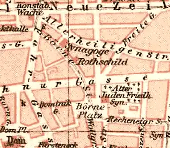 1892: Der Börneplatz hat sich im Norden vergrößert, er reicht auf ganzer Breite bis zur Höhe der Dominikanergasse und darüber hinaus. An seiner nordöstlichen Ecke ist die 1881/82 erbaute Synagoge am Börneplatz zu sehen (roter Quader, bezeichnet mit Syn.). Die Battonnstraße hieß damals Schnurgasse.