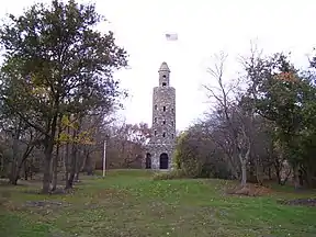 Denkmal für den Ersten Weltkrieg auf dem höchsten Punkt des Parks