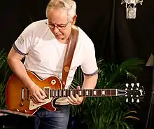 Als Hobbymusiker und Gitarrist spielt Michael Vassiliadis zu besonderen Anlässen in der Projektband No Time von Gewerkschaftsmitgliedern.