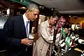 Michelle Obama zapft ein Stout in Moneygall
