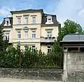 Mietvilla mit Einfriedung und Pavillon