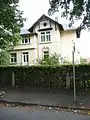 Mietvilla mit Einfriedung in Ecklage