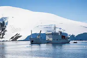 Die russische MS Grigori&nbsp;Michejow im Mikkelsen&nbsp;Harbor (Januar&nbsp;2009)