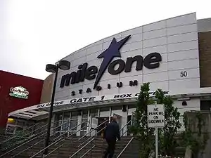 Der Eingangsbereich des früheren Mile One Centre mit altem Namen (September 2004)