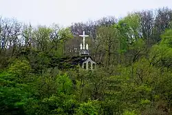 Das Minheimer Kreuz an einem Morgen im April.