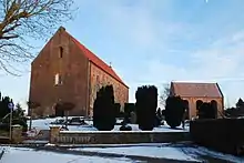 Kirche mit Friedhof im Vordergrund