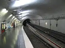Mirabeau: Nur ein Seitenbahnsteig, Züge in westlicher Richtung passieren die Station ohne Halt auf einer Rampe