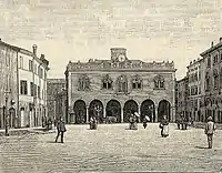 Der Palazzo Comunale nach der Restaurierung von 1891. Die Doppelfenster sind nicht an den Säulen ausgerichtet und man kann ein schweres Gesims sehen.