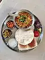 Misal Pav mit Mungbohnensprossen als Beilage