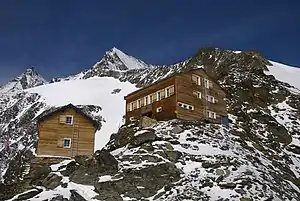 Hütte vom Hüttenanstieg aus, im Hintergrund die Lenzspitze