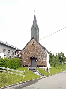 Saalbau mit eingezogenem, dreiseitigem Schluss und Dachreiter mit Spitzhelm
