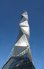 Helix-Struktur in der Fassade des Art Tower Mito