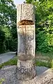 Holzskulptur nahe dem Mittelpunkt