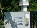 Briefkasten mit Hinweisschild