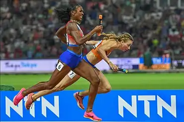 Alexis Holmes (vorne) beim Zieleinlauf in der Mixed-Staffel bei den Weltmeisterschaften 2023 in Budapest