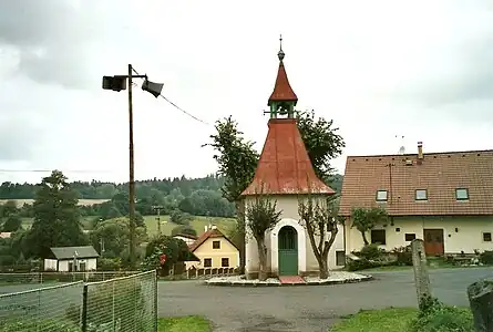 Kapelle auf dem Dorfplatz