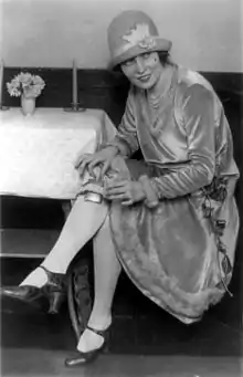 Eine Frau trägt während der Prohibition einen Flachmann unter ihrem Strumpfband, USA, 1926