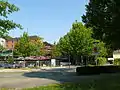 Erhaltener Erweiterungs­bau mit Feuerwache und Blick auf den Biergarten
