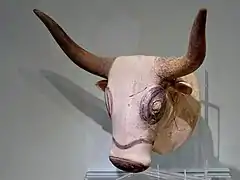 Rhyton aus Ton in Form eines Stierkopfes(1500–1450 v. Chr.)