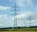 Die Bahnstrom­leitung von Flörsheim nach Stuttgart-Zazenhausen (links) ist für einen zukünftigen Betrieb mit 220 kV ausgelegt