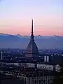 Die Mole Antonelliana bei Abenddämmerung, im Hintergrund die Alpen
