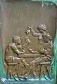 Relief (links) auf dem Sockel der Skulptur in Vänersborg