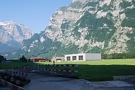 Links Heli Linth und REGA, hellrot der historische Fliegertruppen-Hangar von 1937 sowie der moderne Hangar der Linth Air Service AG, es fehlt noch der Marenco-Hangar rechts davon