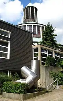 Auferstehungskirche mit Skulptur von Friedrich Gräsel