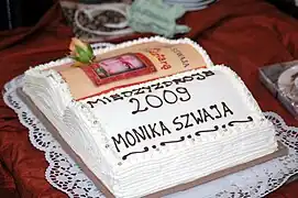 Rechteckige Motivtorte auf rechteckiger Tortenspitze