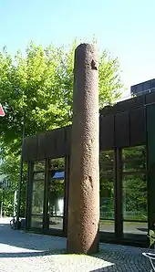 Die Münchner Heunensäule vor dem Haupteingang der Archäologischen Staatssammlung 2006
