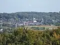 Im Osten Castrop mit der Kirche St. Lambertus, der Lutherkirche und dem Schachtgerüst von Erin, oben rechts angeschnitten: Erin Schacht 3