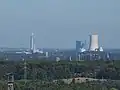 Links die stillgelegten Altblöcke 1–3, rechts der neu gebaute Block 4 mit neuem Kühlturm (Höhe 180 Meter)